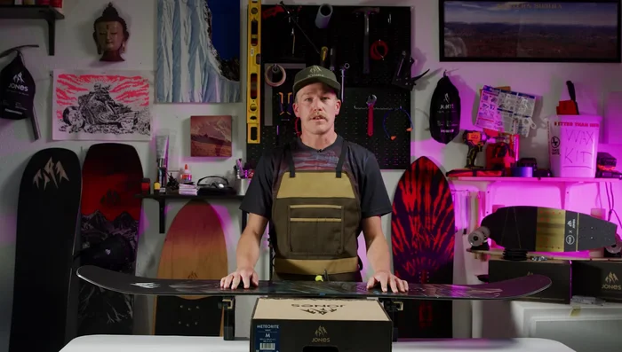 Prepare the mounting hardware (screws and washers).