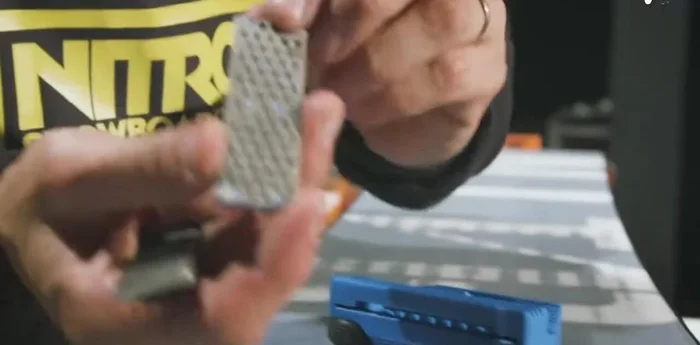 Polish the base edge: Use a diamond file to smooth the base edge, making sure the surface is nice and clean. Remove metal shavings from the base.