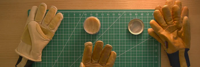 Flex the gloves while applying heat. This helps to loosen the leather and make the gloves more supple. Repeatedly flex and shape the gloves into the desired position to increase flexibility.