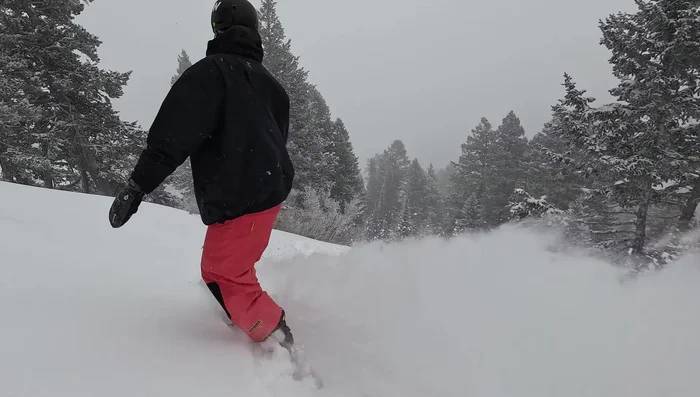 Store goggles with the strap outside to avoid scratching the lenses.