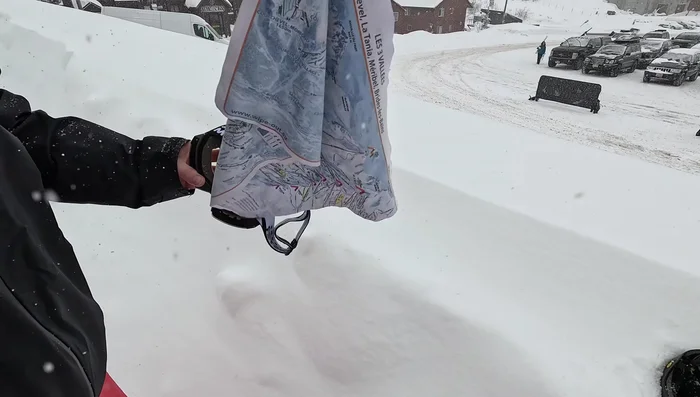 Store goggles with the strap outside to avoid scratching the lenses.