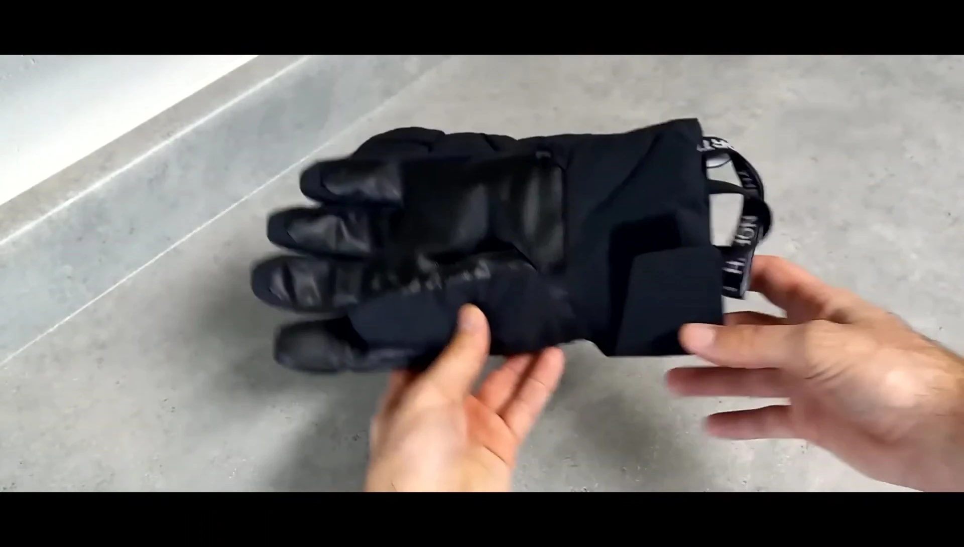 Image showing the adjustable cuff and pull-on tab of the gloves.