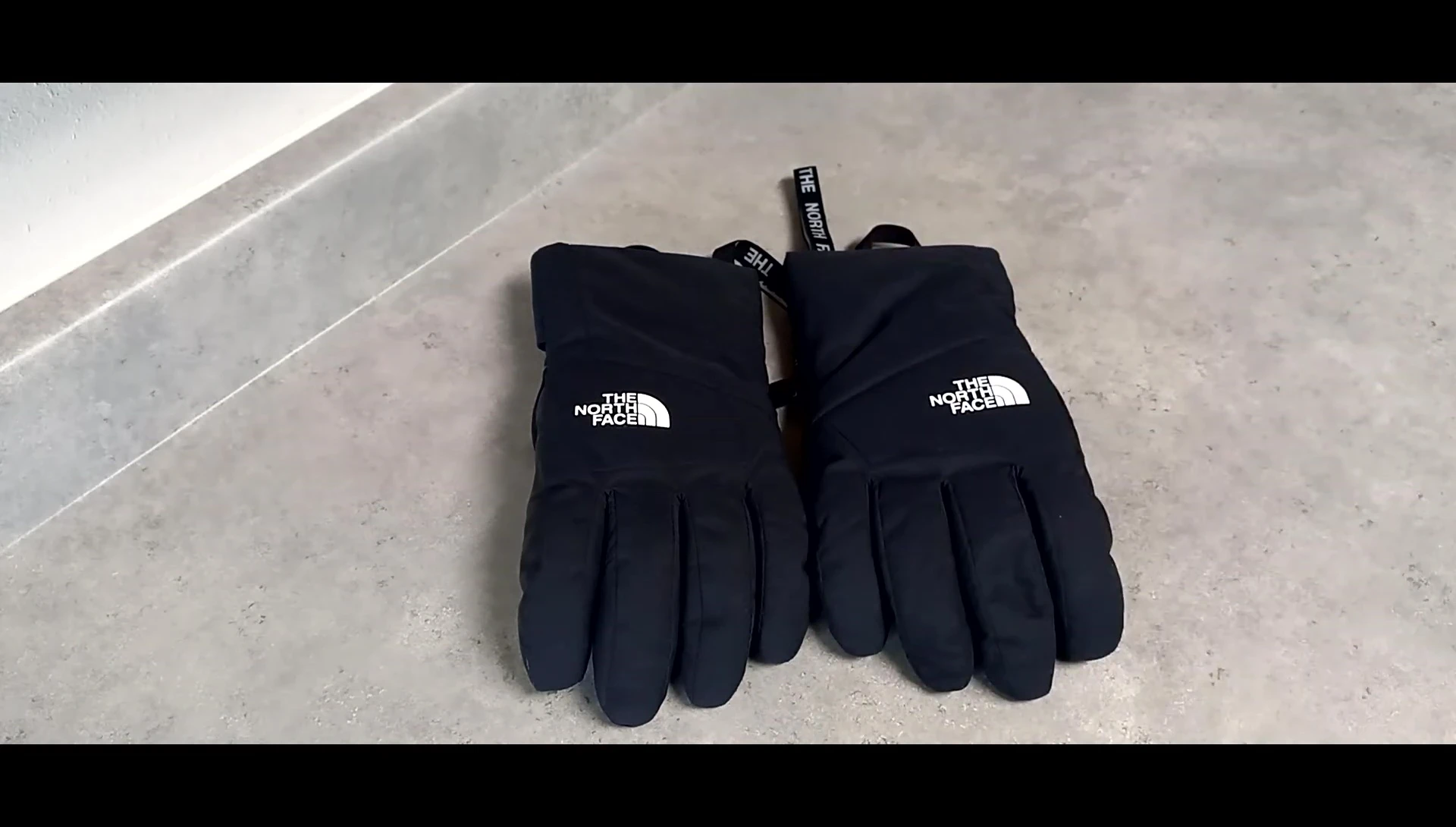 Image of the newer model of the Montana Ski Gloves shown on the website.