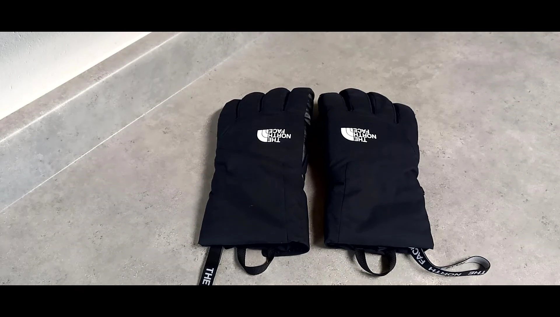 Final image summarizing the overall impression of the gloves.