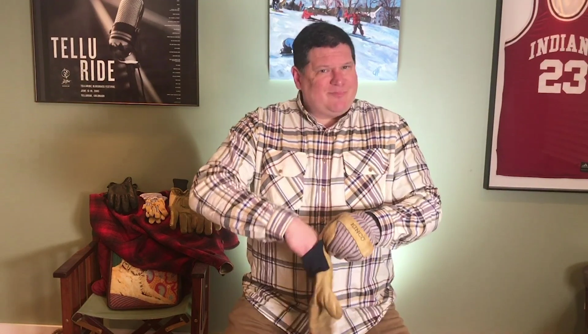 The reviewer demonstrating the gloves while doing chores.