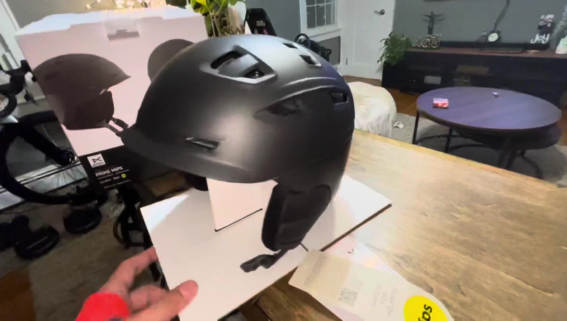 The reviewer summarizes the pros and cons of the helmet.
