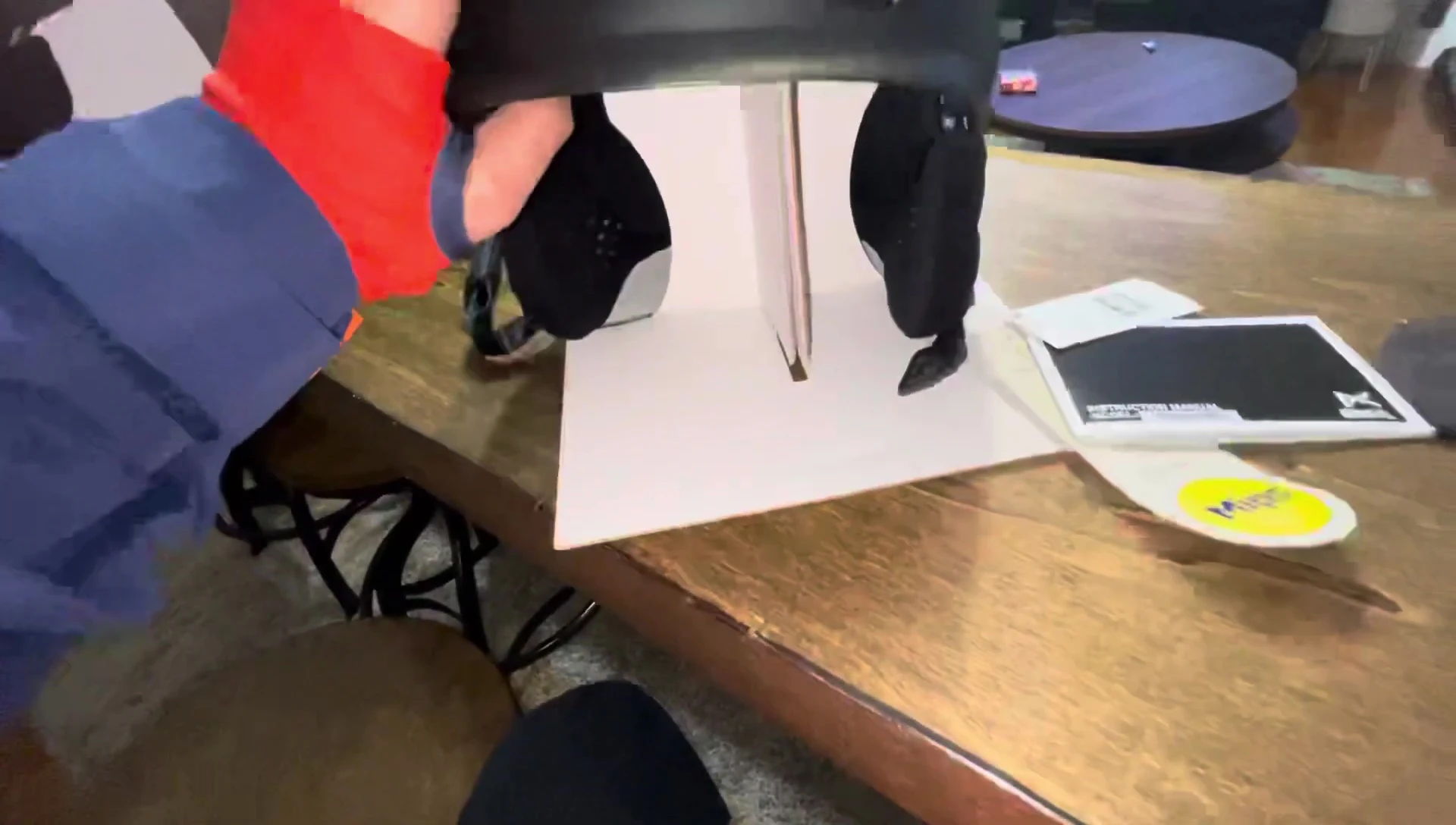 The reviewer explaining the difference between MIPS and WaveCell technology.
