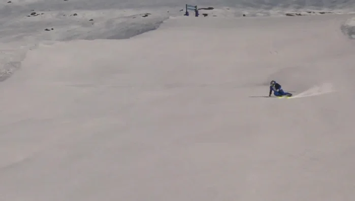 High-Speed Technique: At high speeds during larger turns, avoid forceful pole plants, as they can cause breaking or blocking. Instead, keep your poles loosely beside you, utilizing their swing to help maintain balance and body alignment.