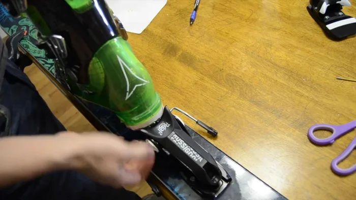 Check and adjust forward pressure using the indicator window on the binding until the optimal setting (a mixture of yellow and black) is achieved.