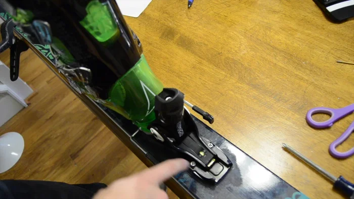 Check and adjust forward pressure using the indicator window on the binding until the optimal setting (a mixture of yellow and black) is achieved.