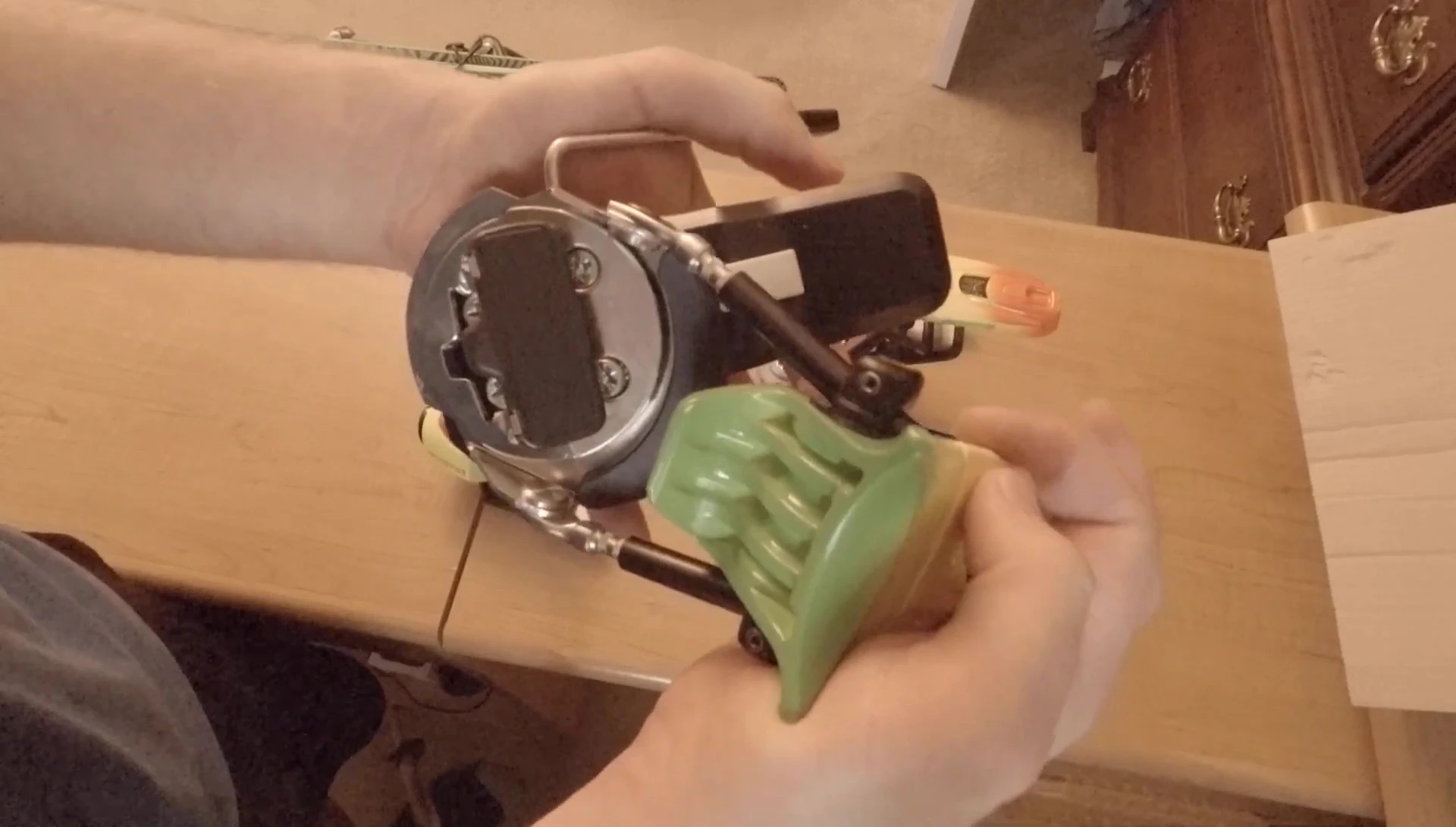 Image explaining the multi-directional release mechanism and its safety benefits.