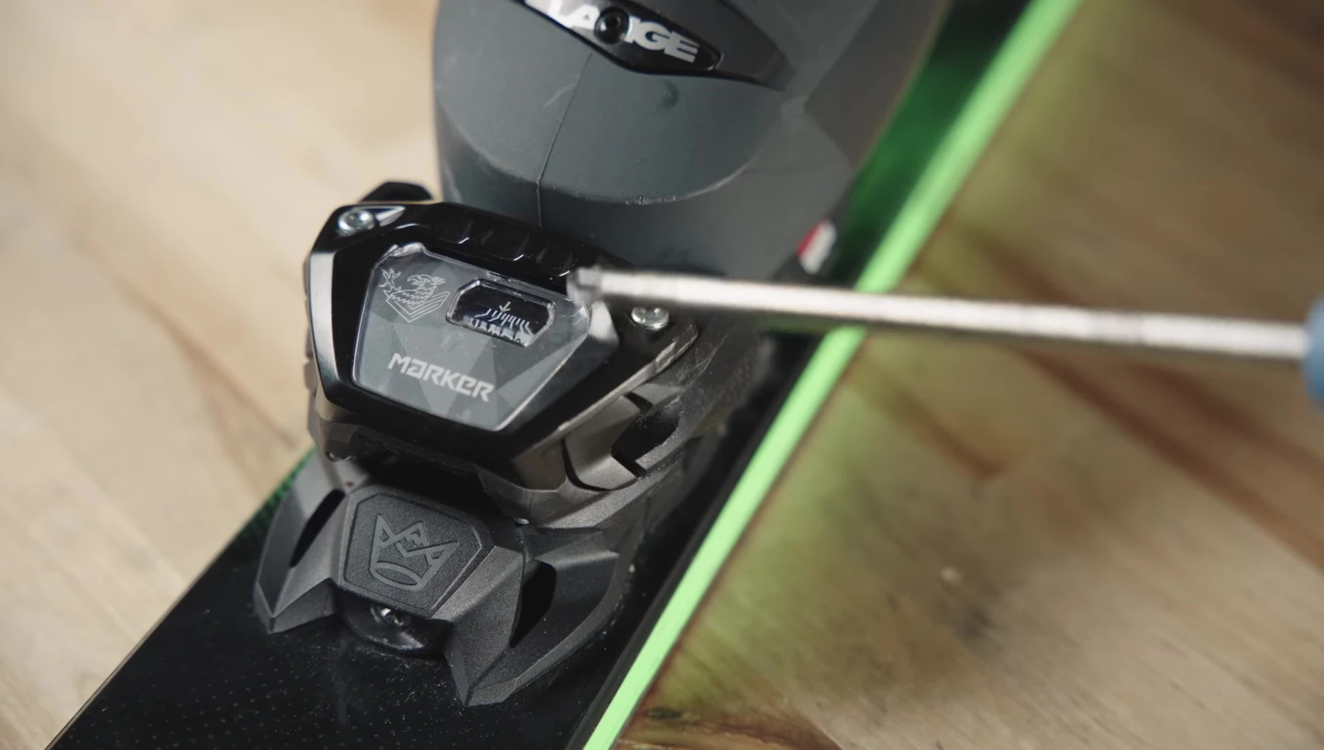 The DIN adjustment window on the toe piece.