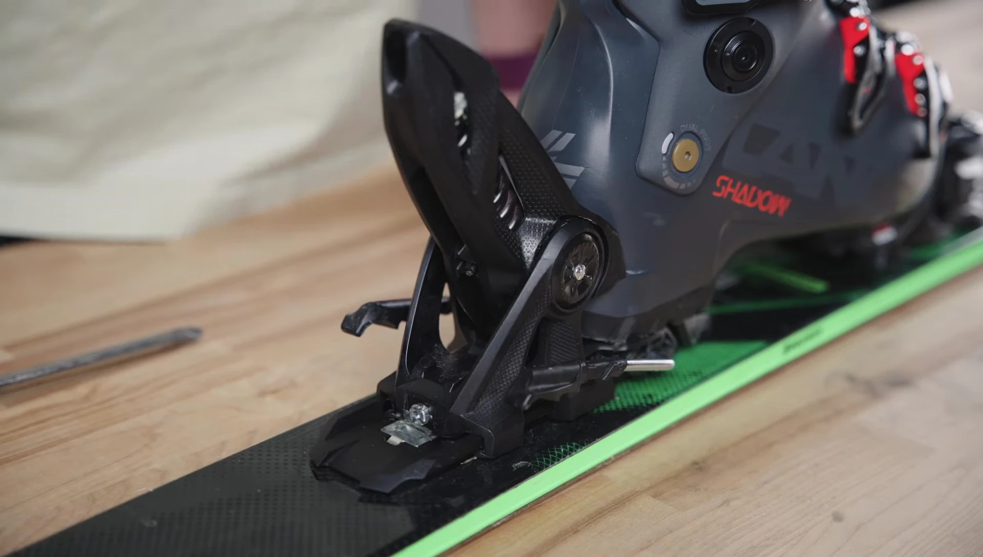 Overview of the heel piece and the forward pressure screw.