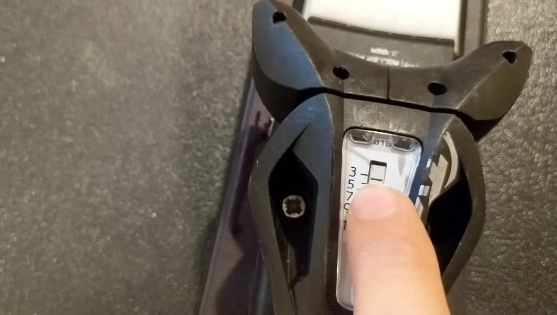 Adjusting the DIN setting for a lighter skier.