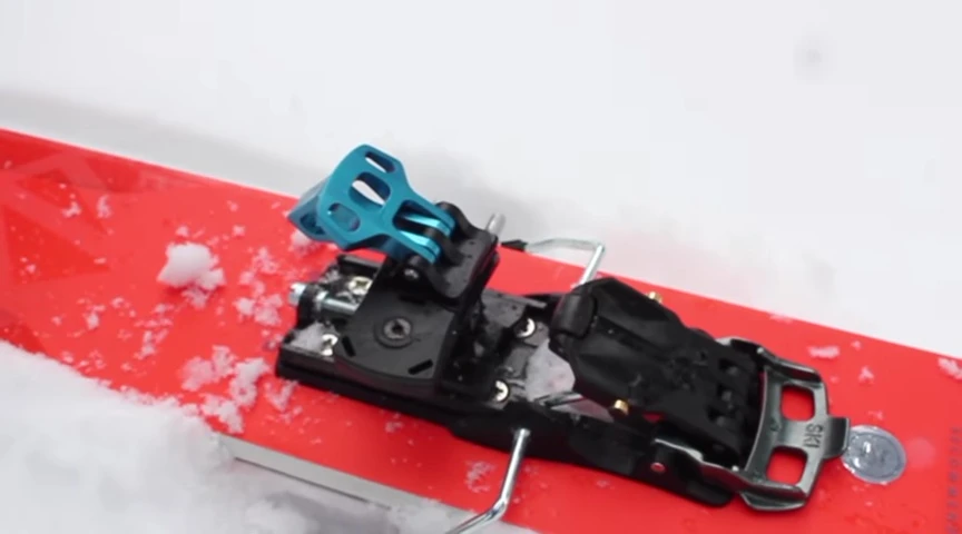 Graphic comparing the weight savings of the Salomon MTN binding versus competitors.