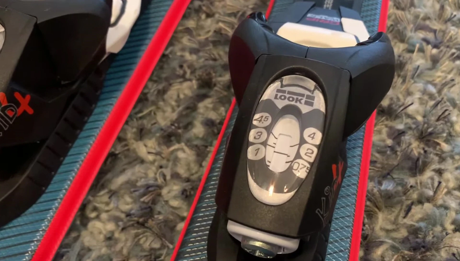 Close-up of the DIN adjustment setting on the bindings.