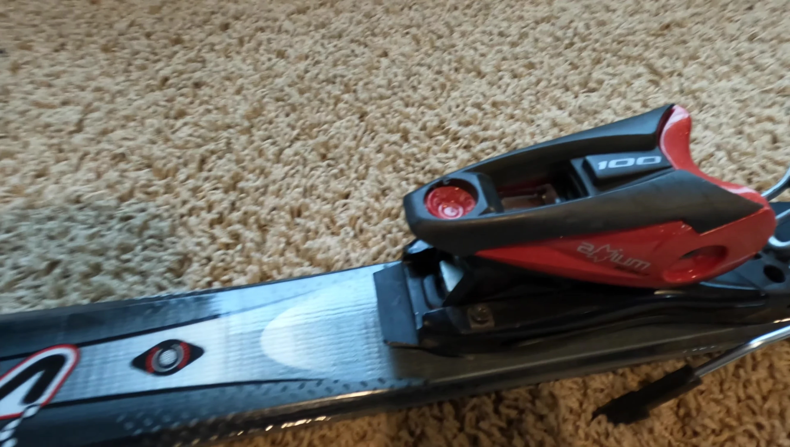 Overview of the heel piece mechanism and identification of the small lever.