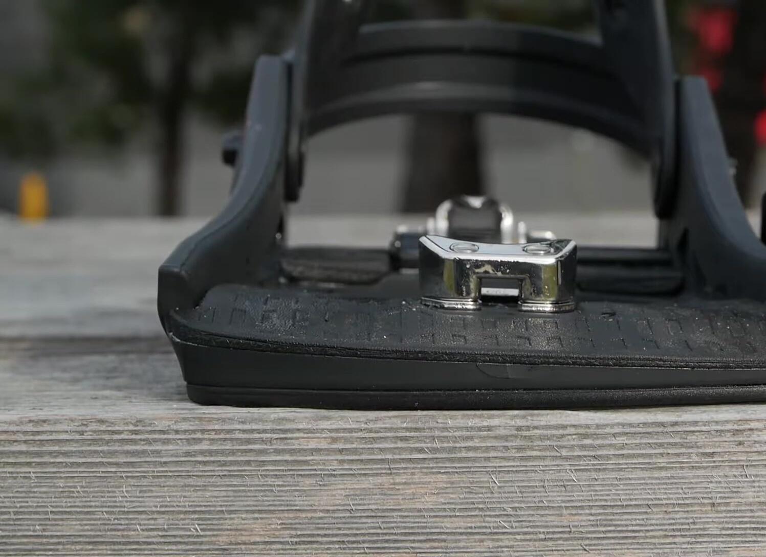 Footage showcasing the comfort and ease of movement while snowboarding with the K2 Clicker X.