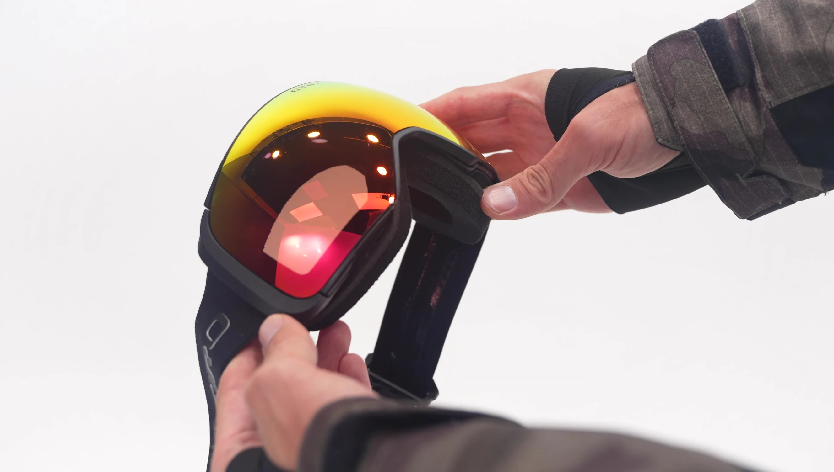 The magnetic interchangeable lens system on Giro Comp.