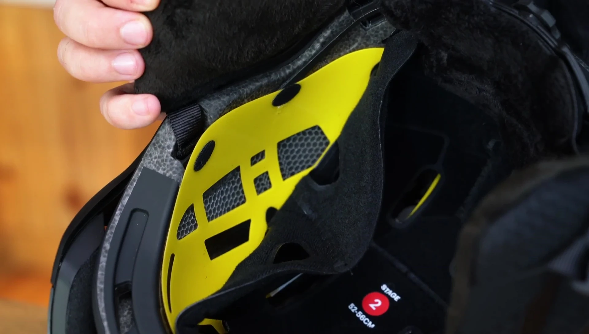 Image highlighting the MIPS brain protection system within the helmet.