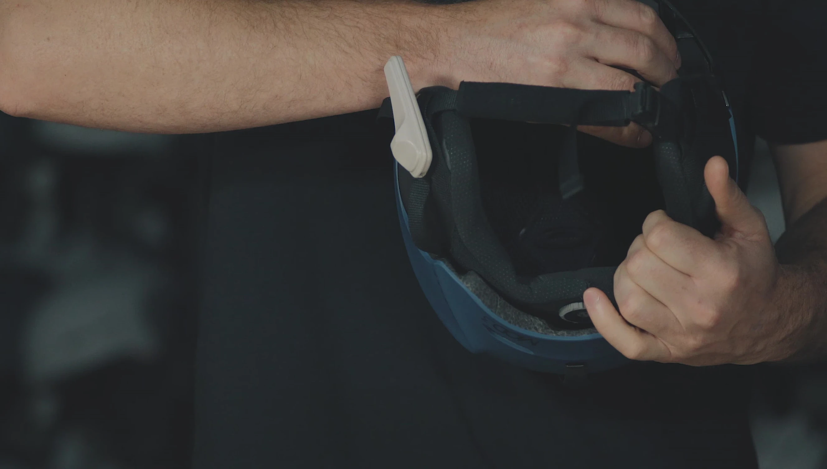 Image highlighting the location of the safety standard sticker inside the helmet.