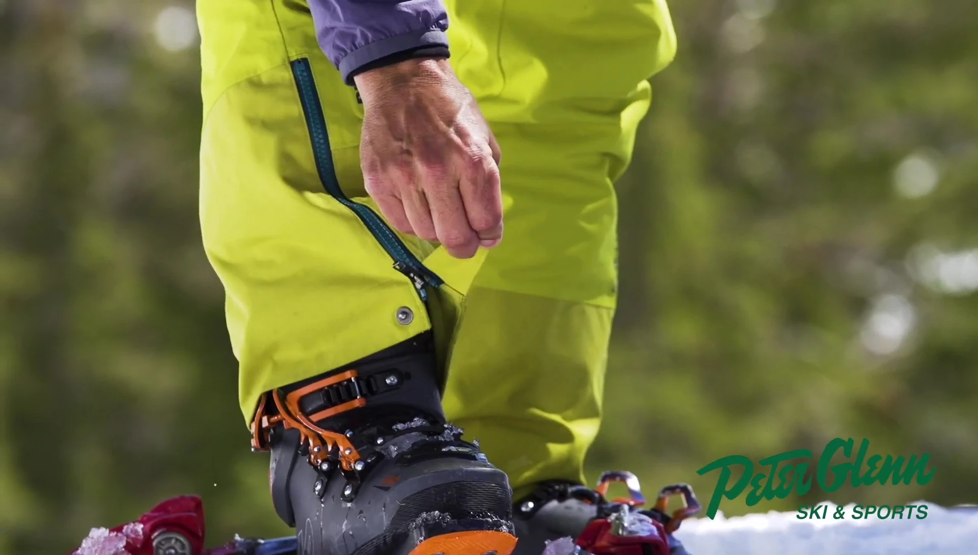 Close-up of the pants' zipper, highlighting its ease of access.