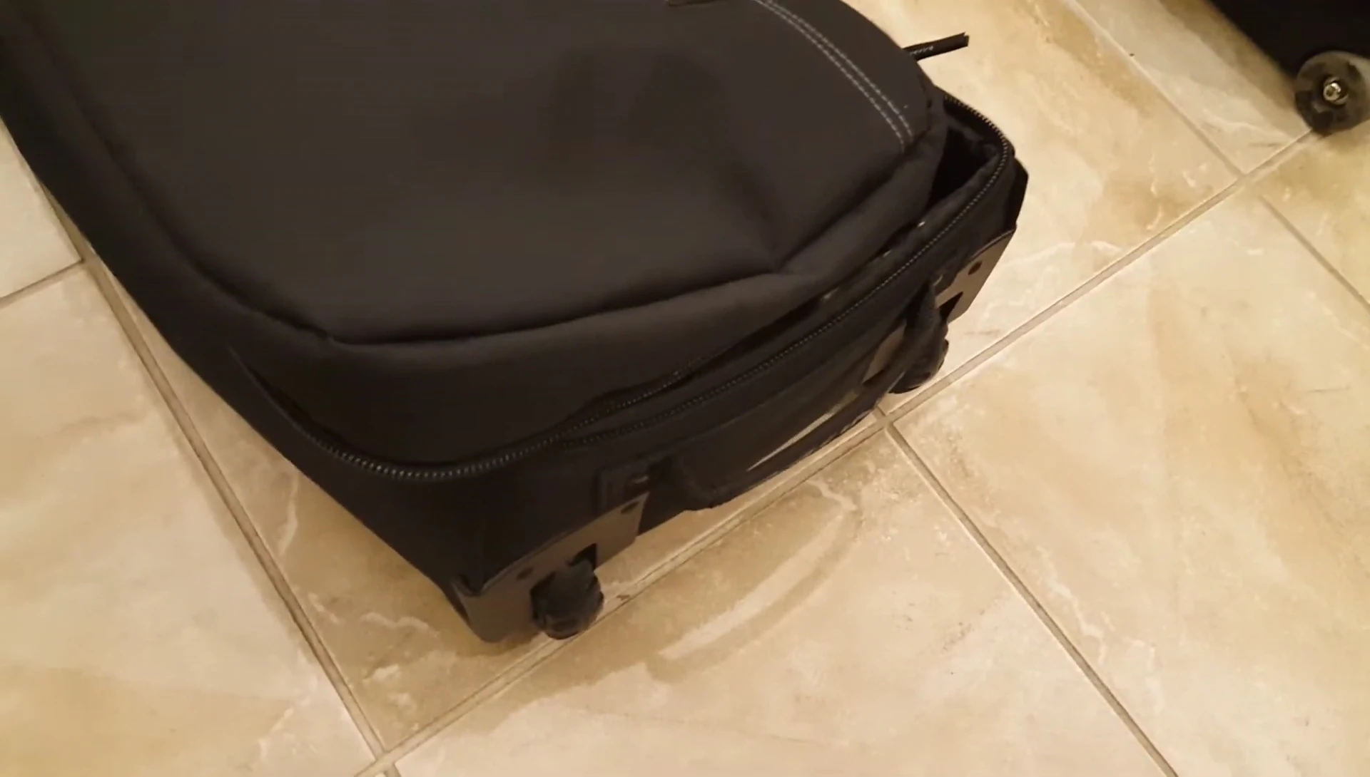 Multiple handles on the Dakine High Roller