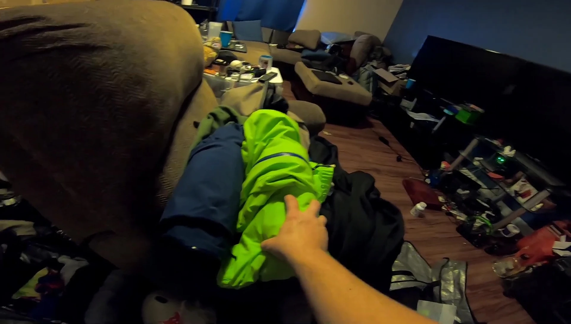 Overview of all items to be packed in the snowboard bag.