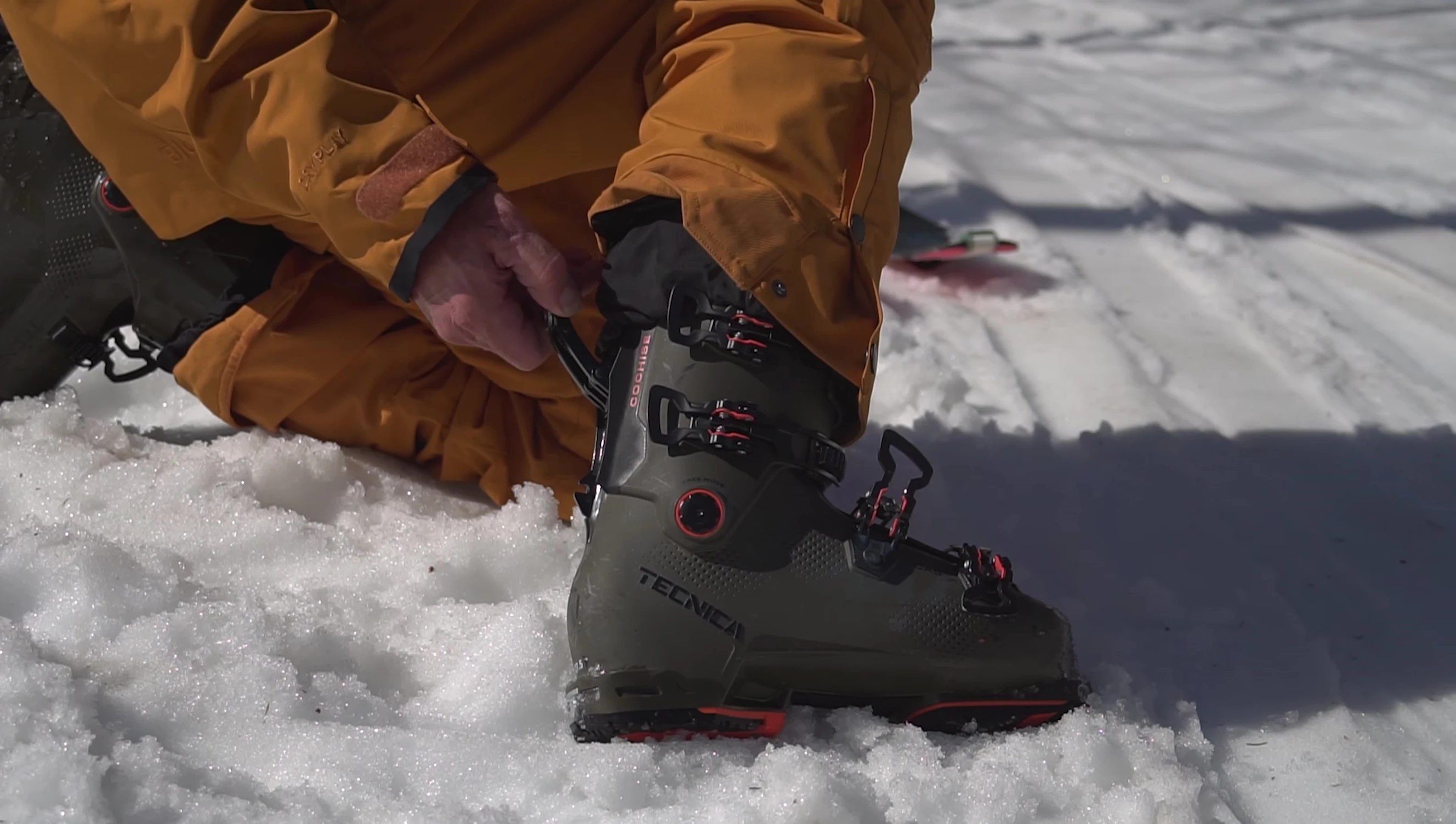 The locking mechanism of the walking mode
