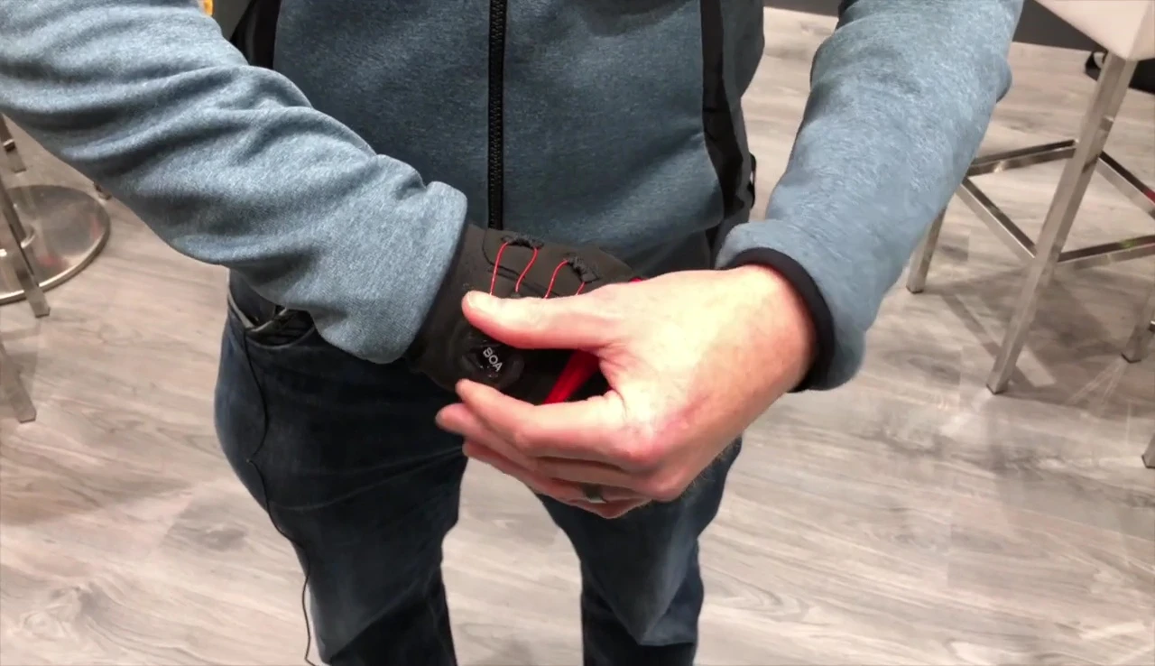 Demonstration of the Boa system tightening around the wrist.