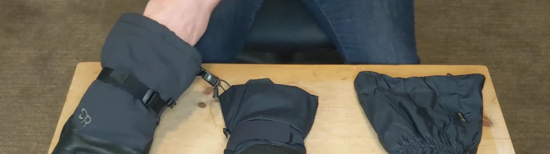 The reviewer demonstrating the three-finger design and dexterity.