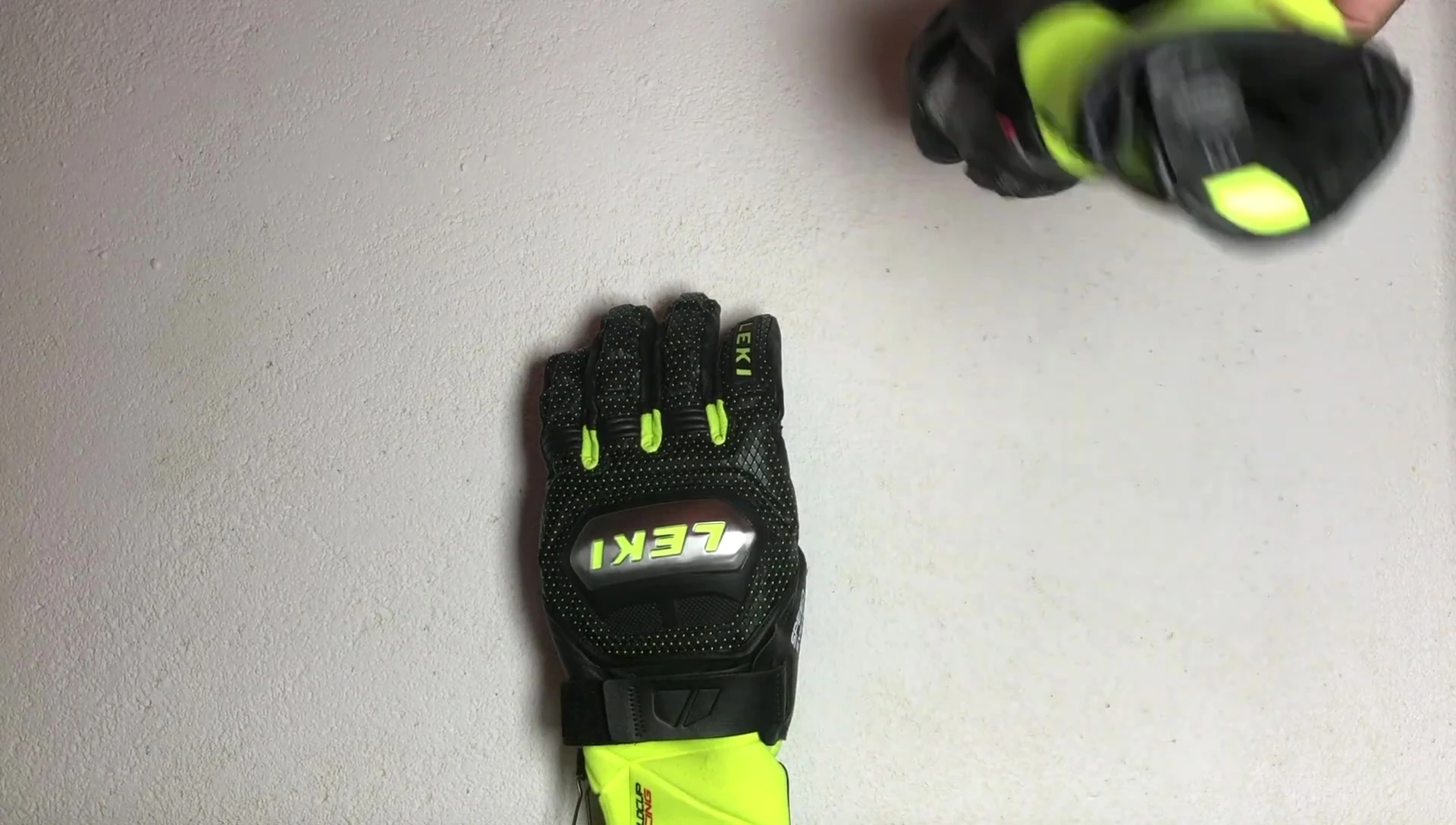 Image highlighting the glove's dexterity.