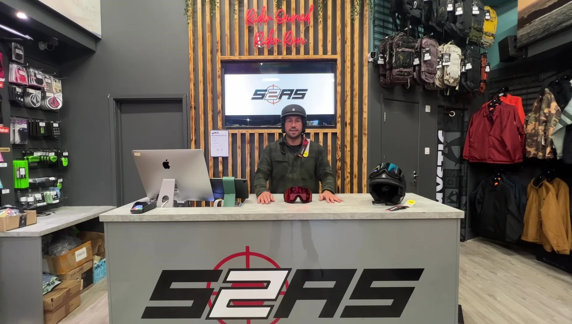 Final shot of the Oakley MOD7 helmet