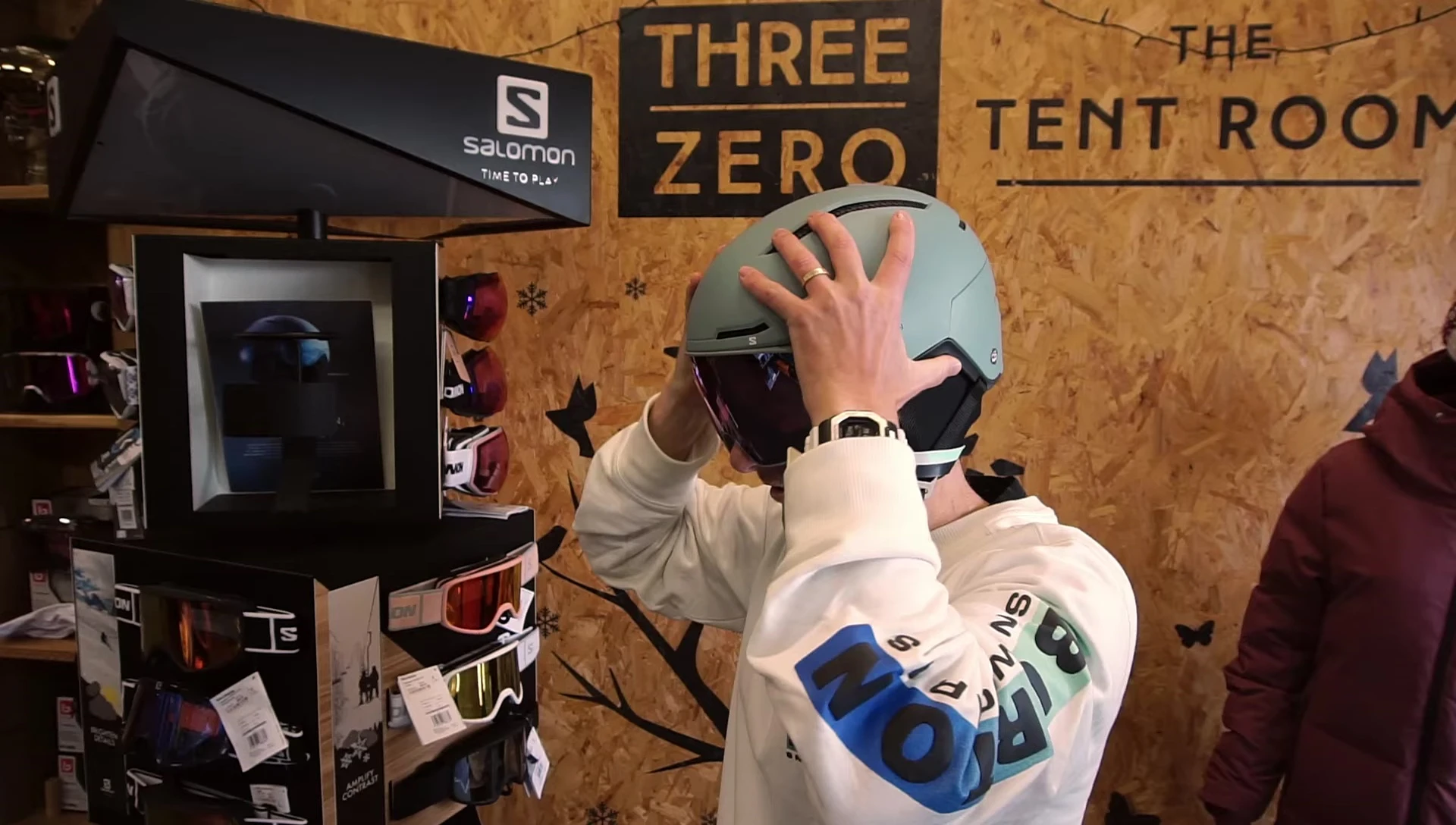 The reviewer demonstrates the ease of attaching and the flush fit of the goggle.