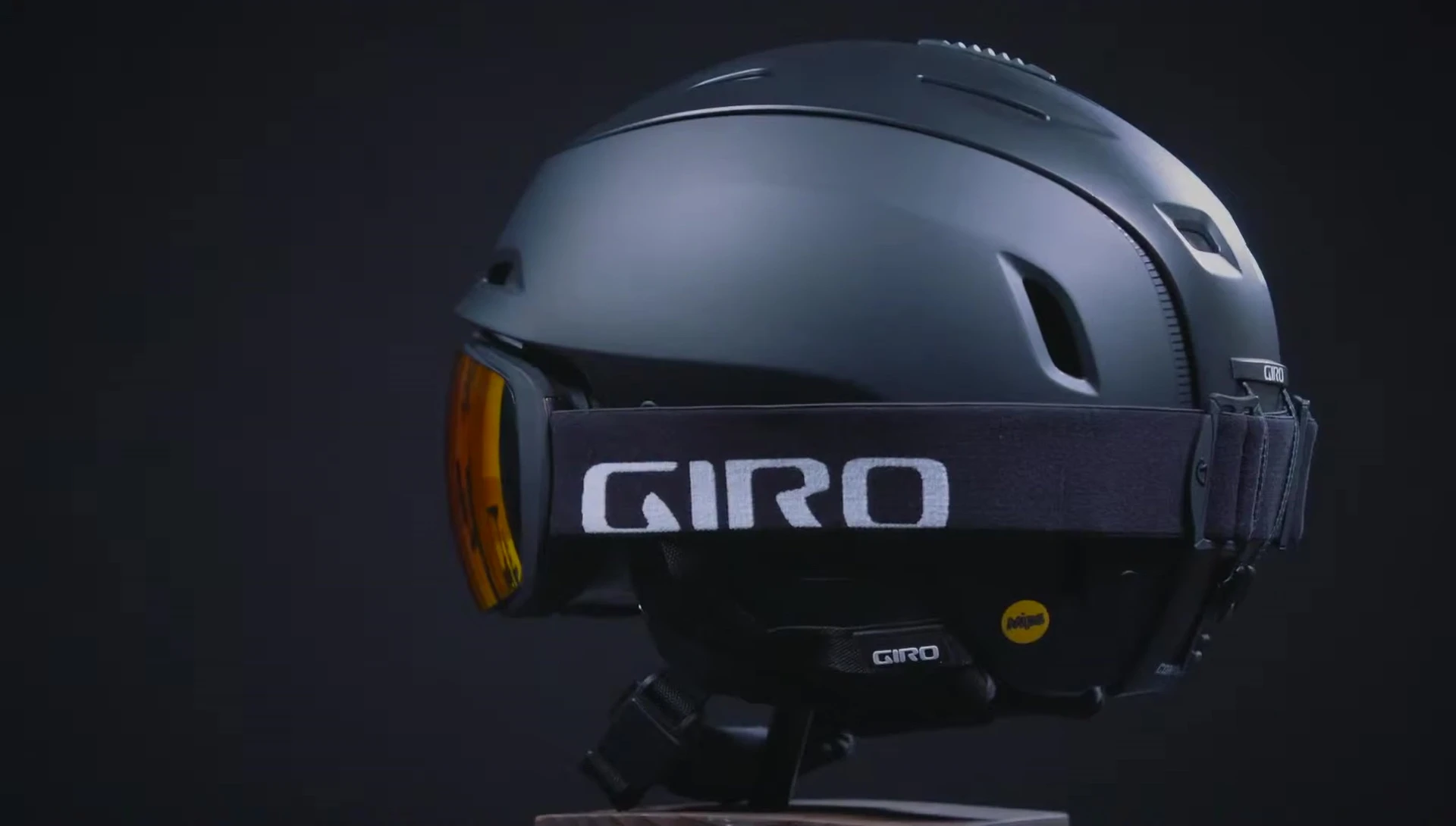 Showcase of the helmet's semi-flexible construction