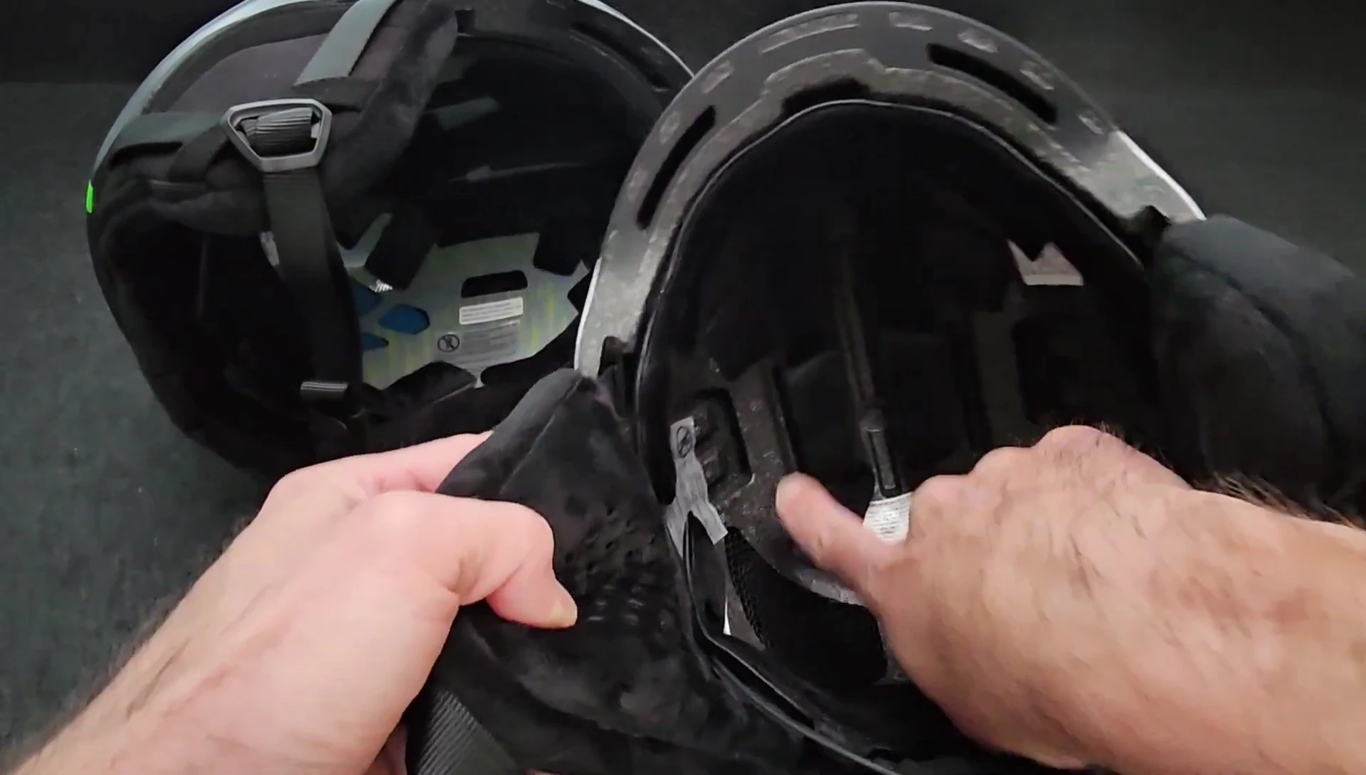Comparison of MIPS and non-MIPS helmets, highlighting the absence of the rotational layer in the non-MIPS version