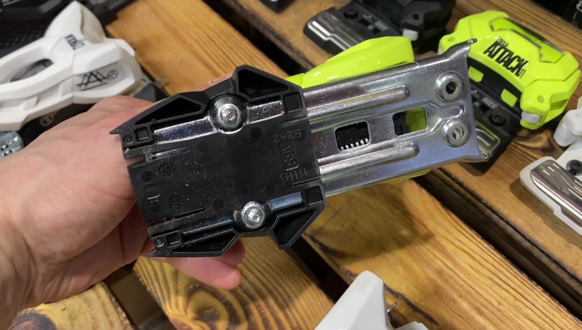 Close-up of the solid iron platform on a Salomon STH binding