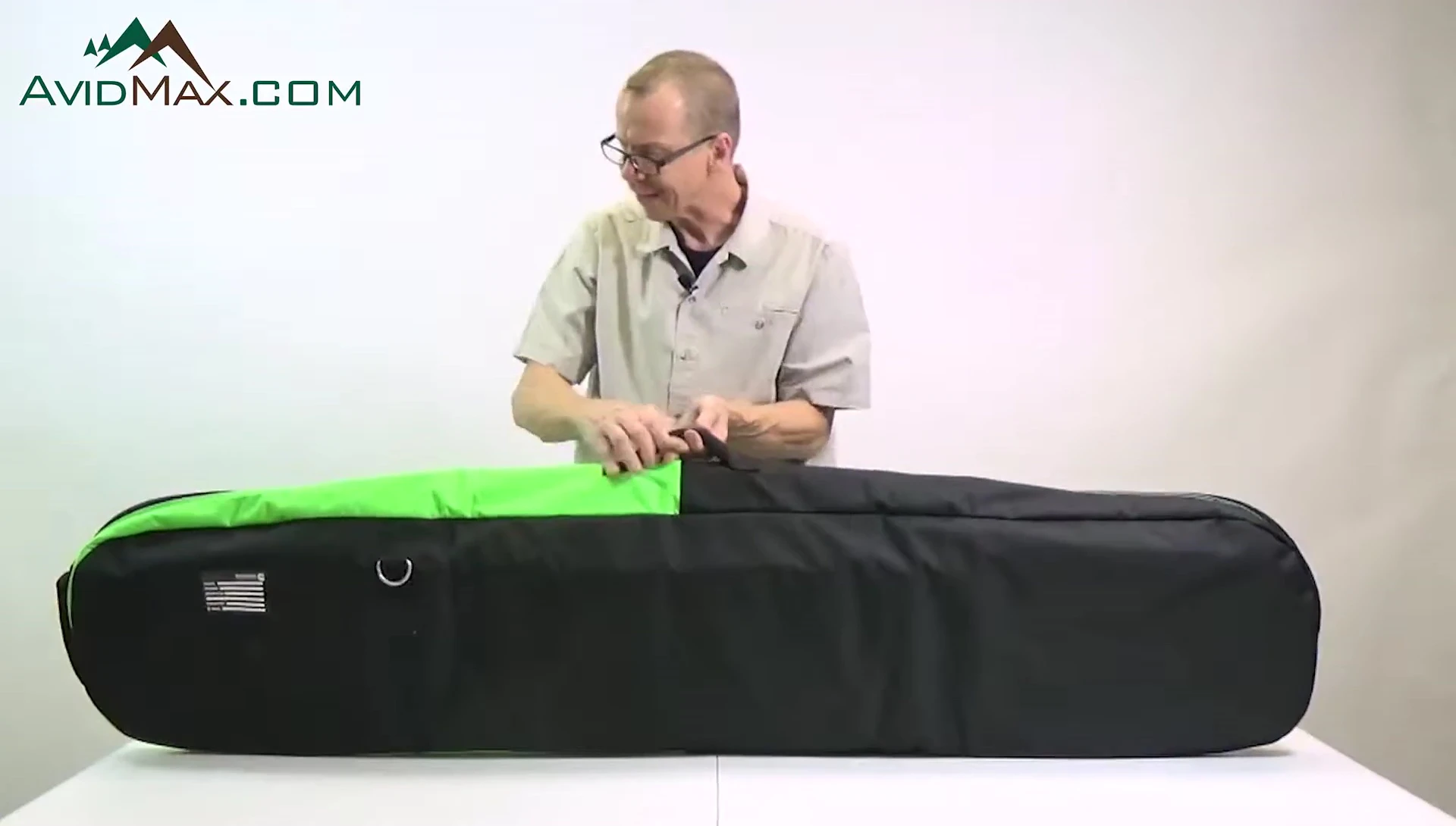 The suitcase-style handle of the bag.