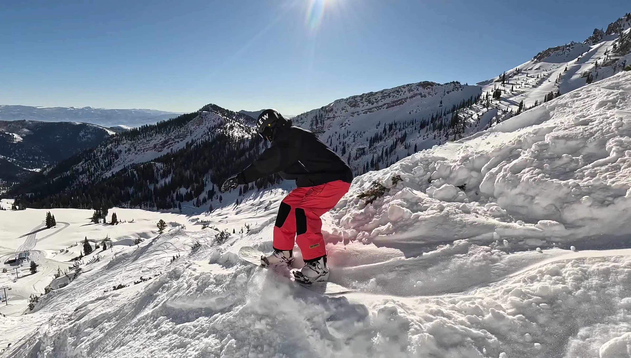 Exploring new terrain with improved visibility thanks to the wide field of view of the goggles.
