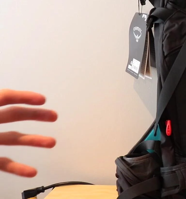 Close-up of the Osprey Kamber 32 backpack showcasing its color combination.