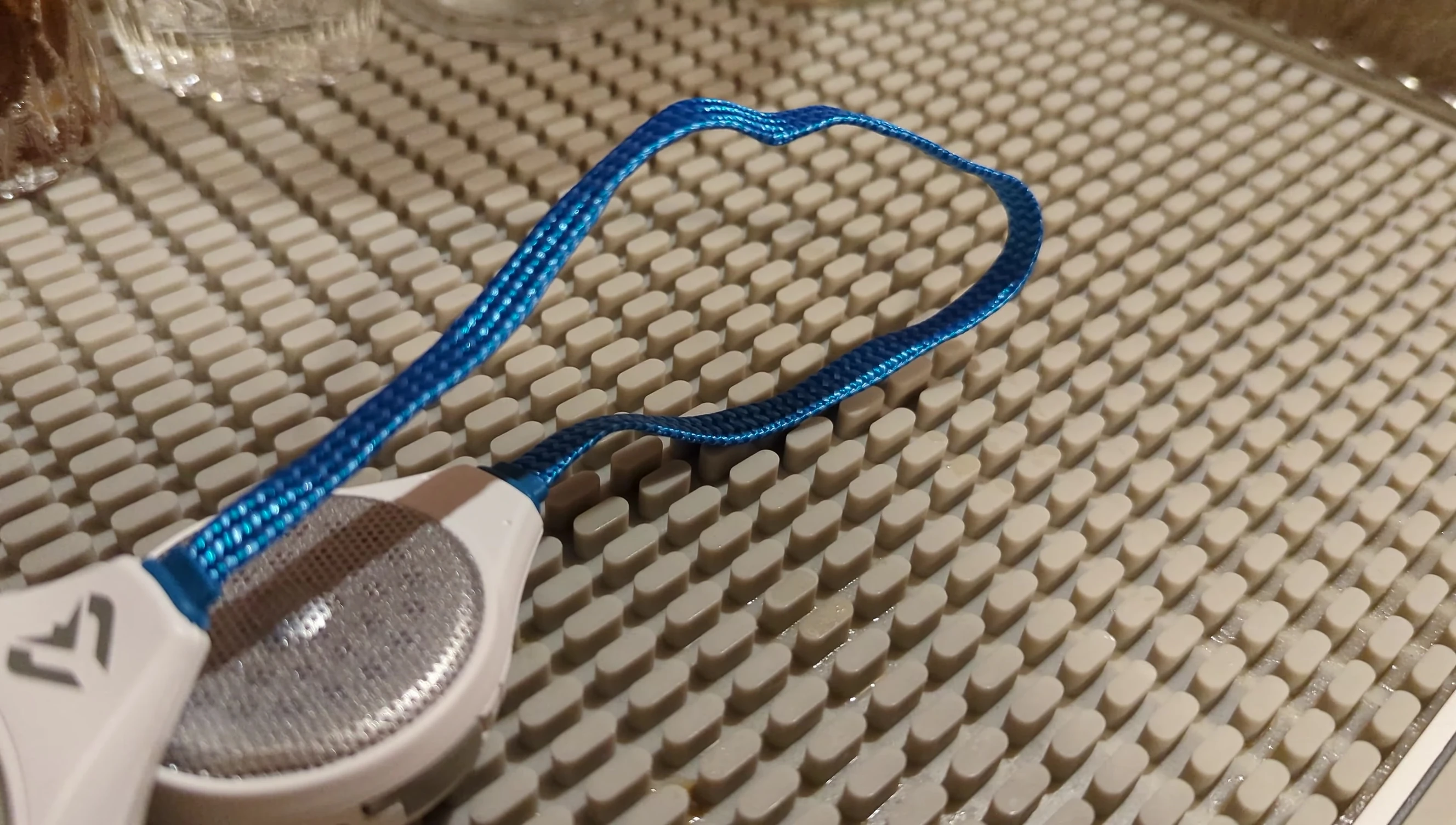 Image highlighting the headphones' wired connection and control buttons.