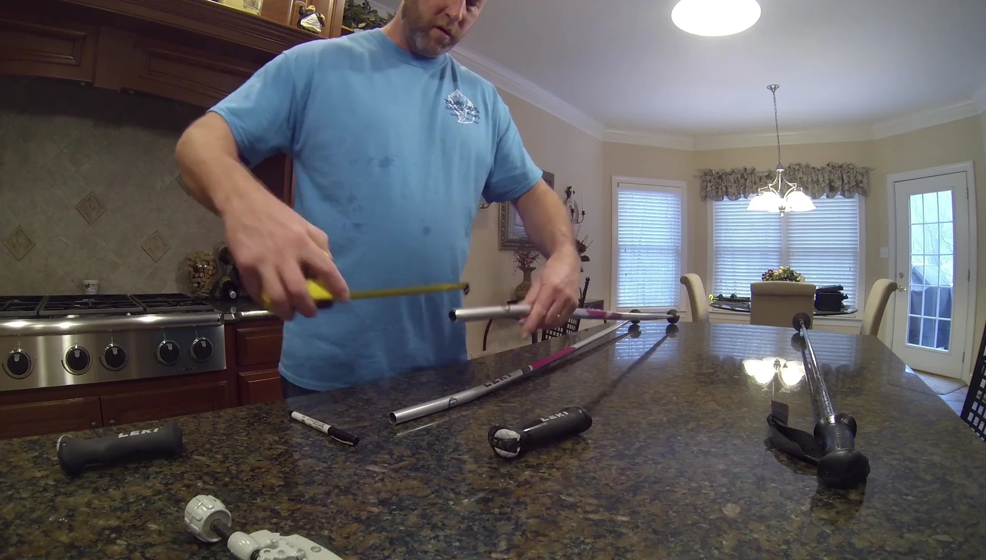 Measuring the ski pole for cutting