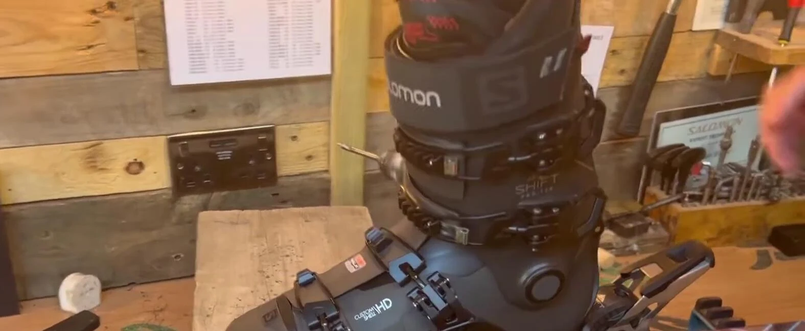 DIN setting markings on the binding