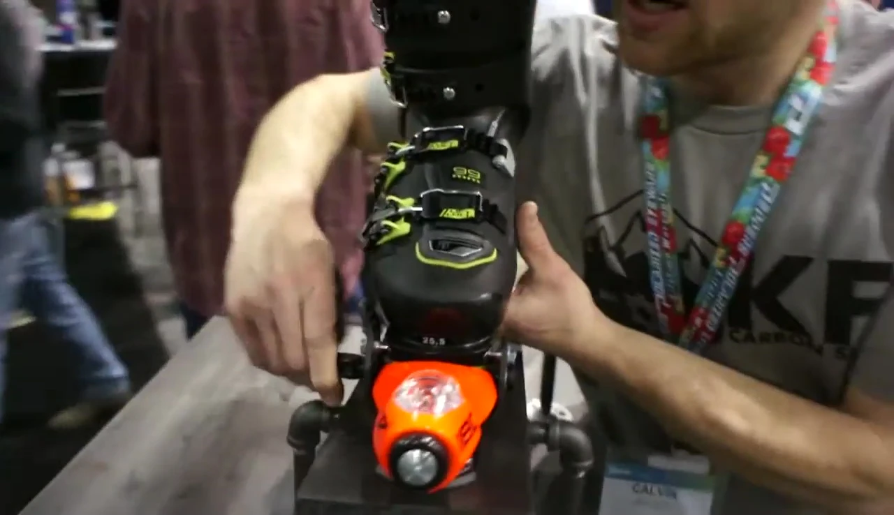 Demonstration of the quick-release mechanism for removing the boot in tour mode.