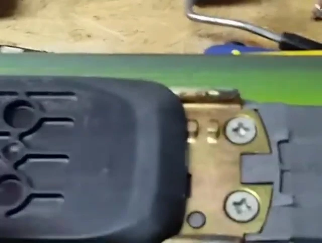 Close up view of the tabs on the plate and the corresponding grooves on the ski.