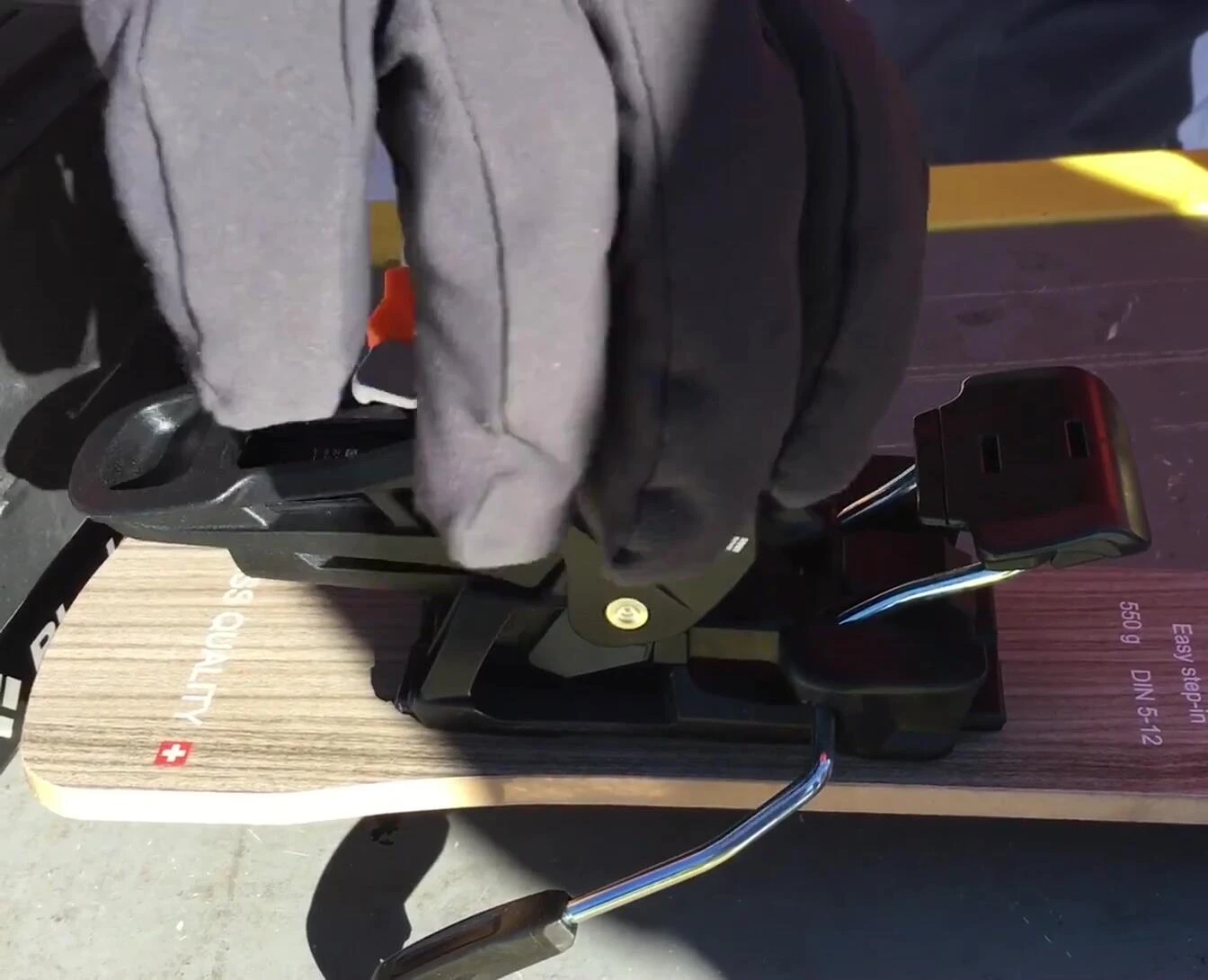 View of the Tecton binding highlighting the rail system and its lack of a rotating platform.