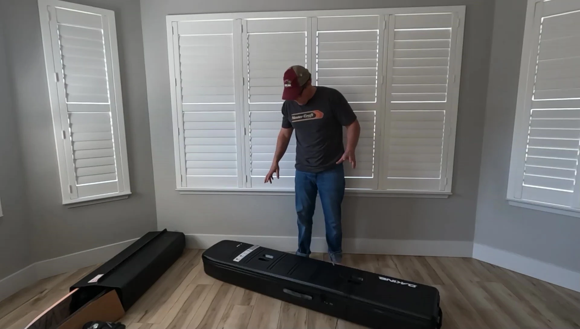 Unboxing the Low Roller snowboard bag.