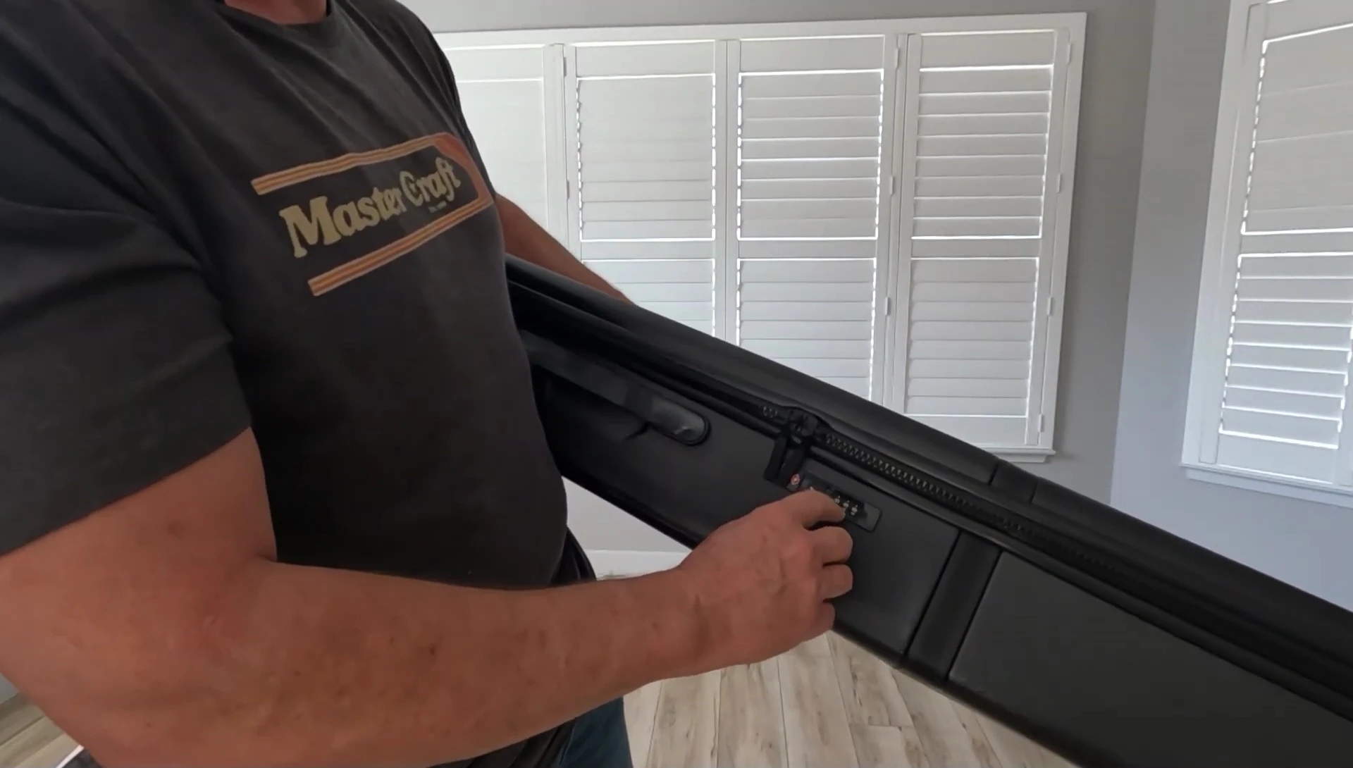The 000 combination lock displayed on the Low Roller bag