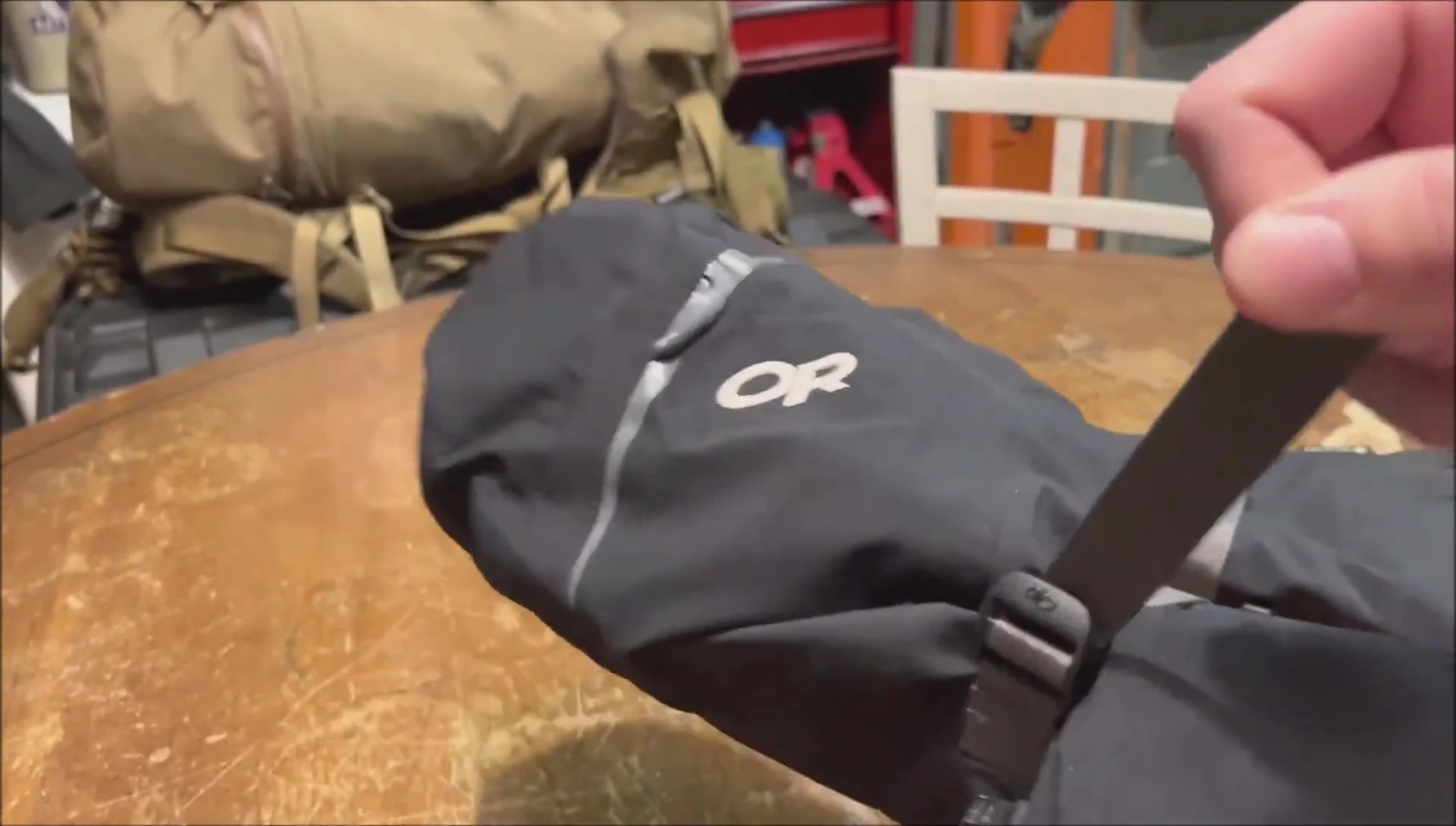 Image highlighting the cinch straps.
