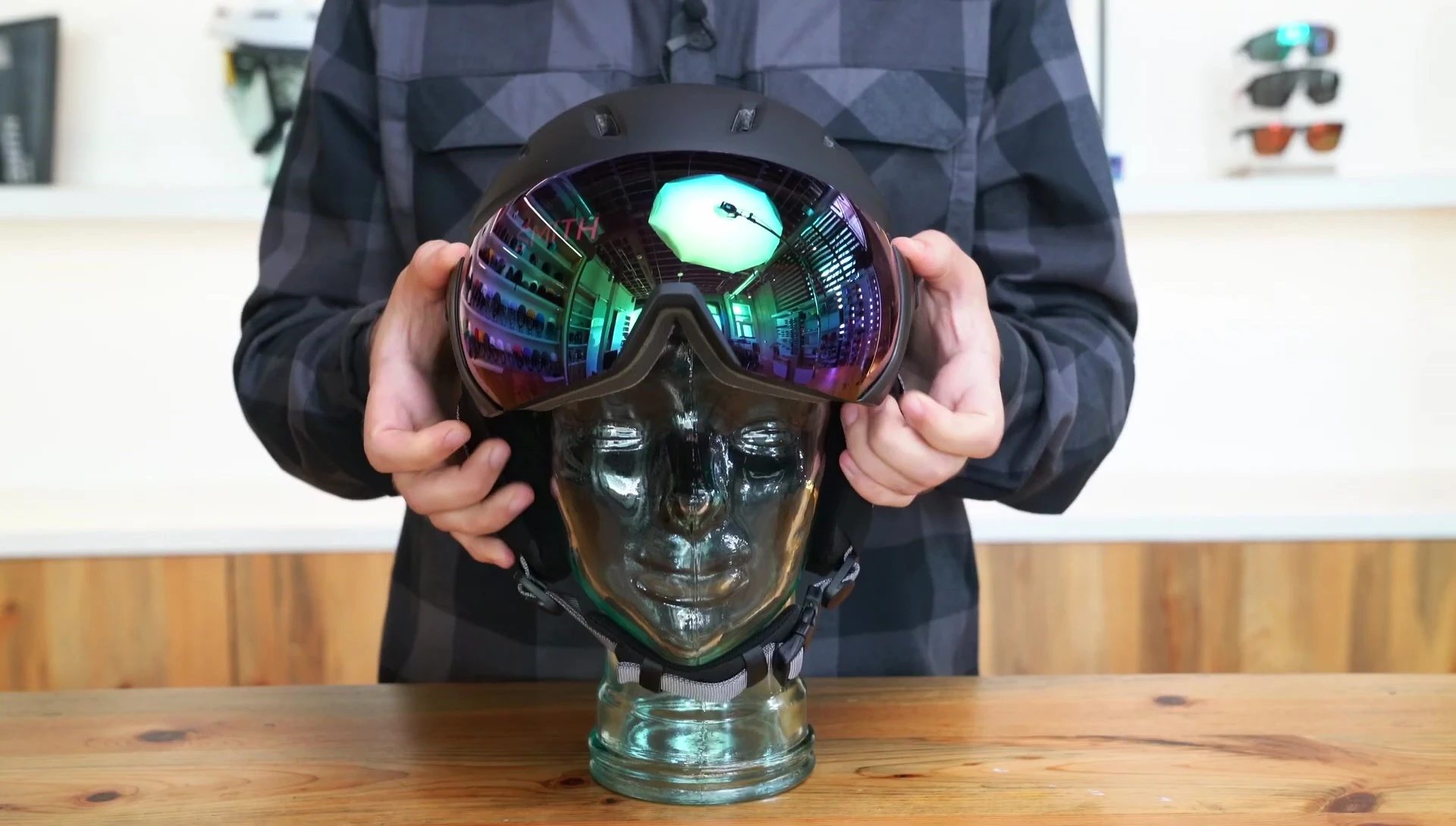 Close-up of the integrated chromopop visor.